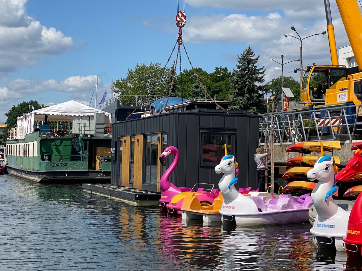 HARDBOX Floating Show Home